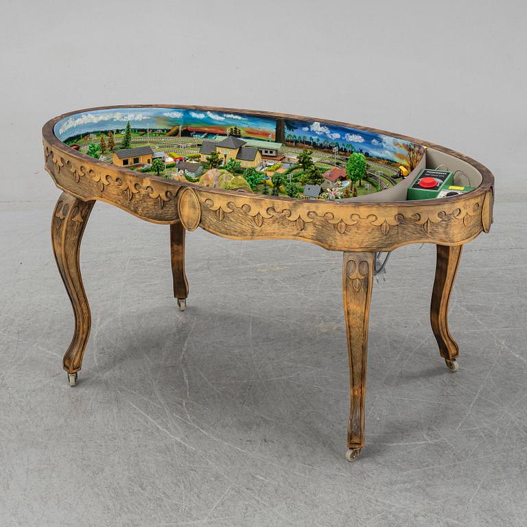 A table with a mini-trix modeltrain inside.