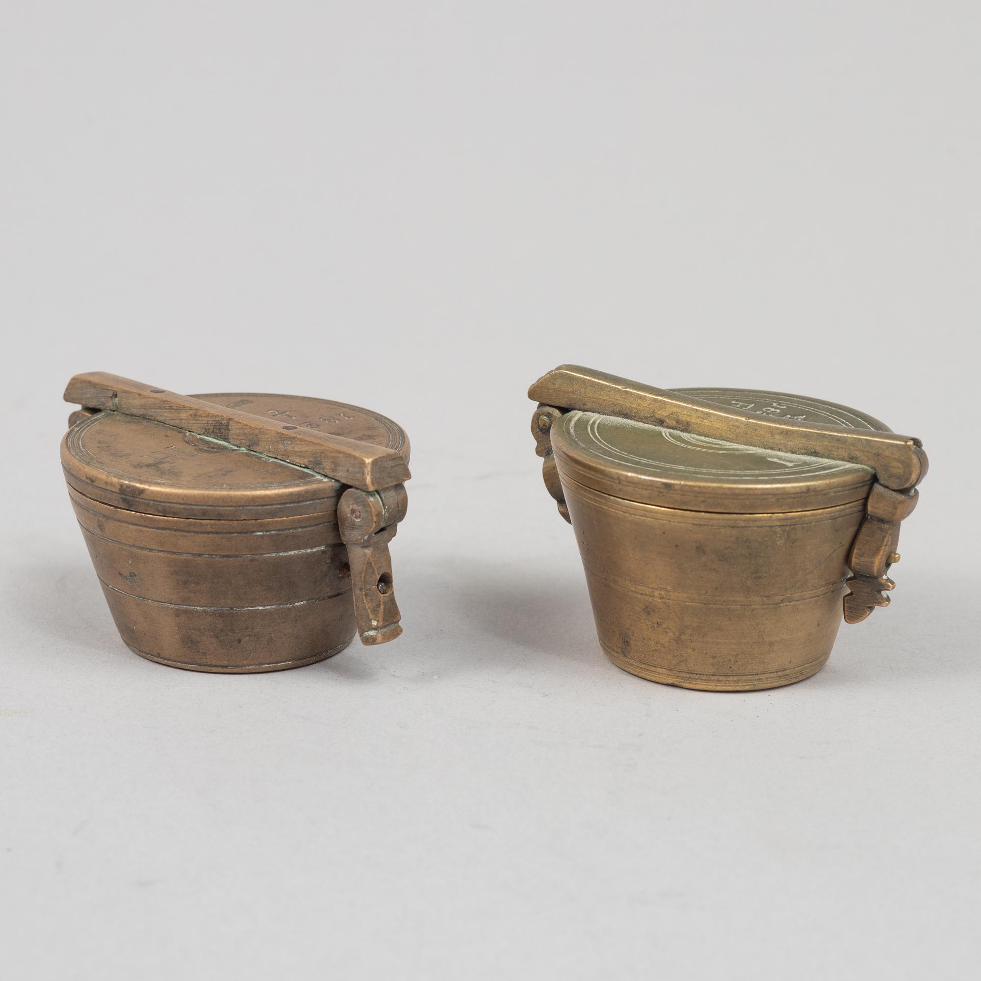 Viktsatser, 2 st, Fredric Mossberg, Södermanlands län, 1820, samt Carl Fredric Gleisman, Stockholm, 1831.