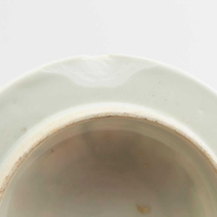 Lock urn China, 19th century porcelain.