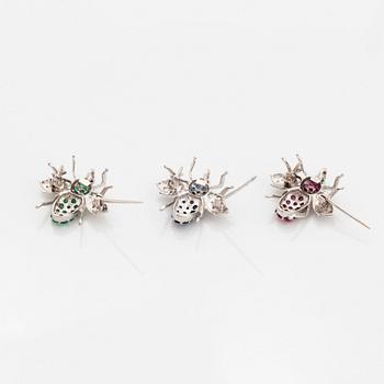 Three fly brooches in 18K white gold set with round brilliant-cut diamonds.