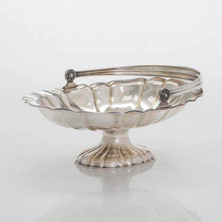 A set of six footed silver bowls, and a 
sweetmeat basket, Kultakeskus, Hämeenlinna 1943 and 1956.