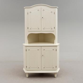 HÖRNSKÅP, gustaviansk stil, 1900-talets andra hälft.