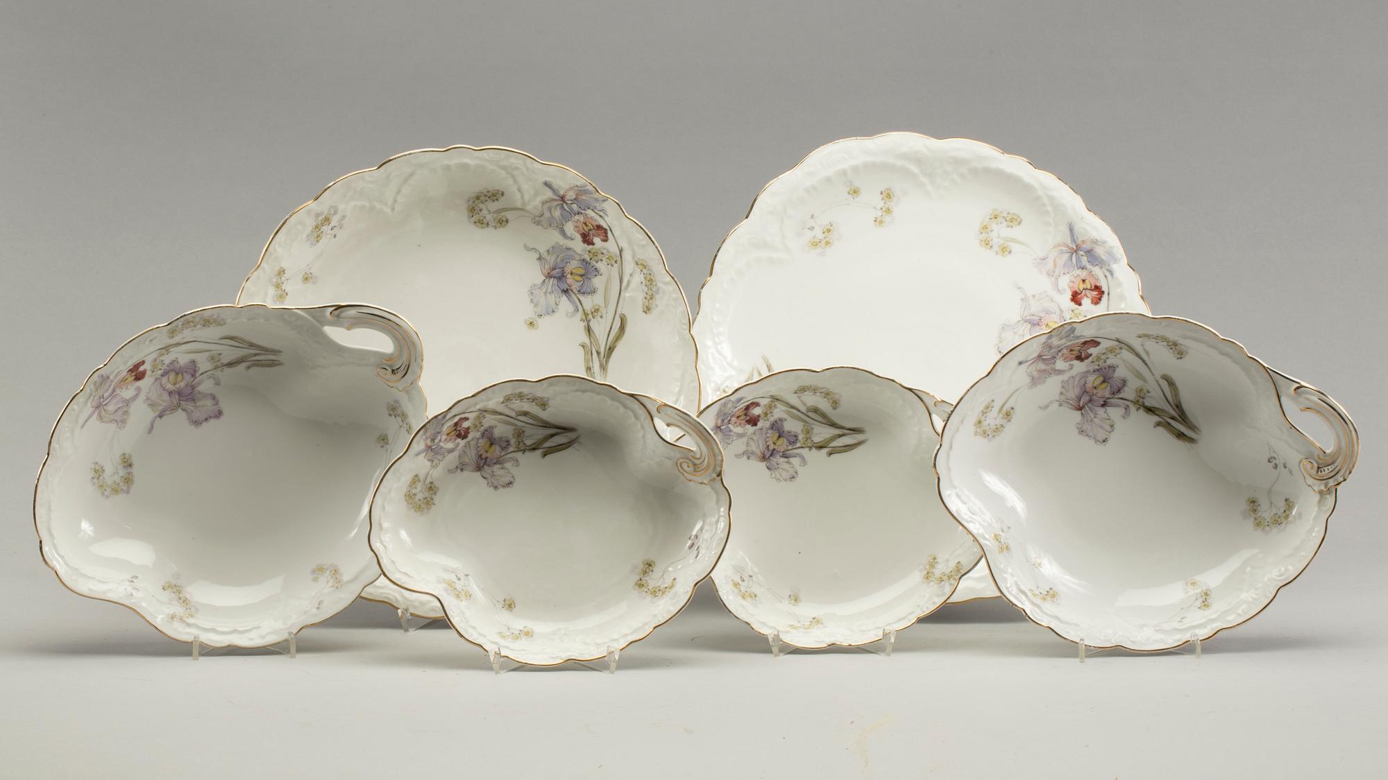 MATSERVIS, 74 delar, porslin, omkring 1900.