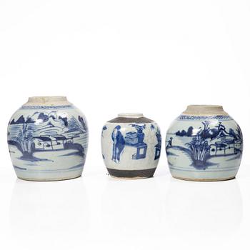 A group of three Chinese blue and white porcelain jars, 19/20th century.