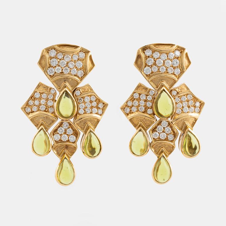 Örhängen med cabochonslipade peridoter och runda briljantslipade diamanter.