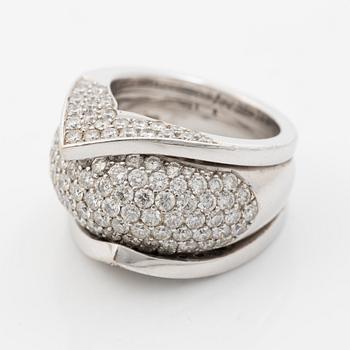 Ring 18K vitguld med briljantslipade diamanter.