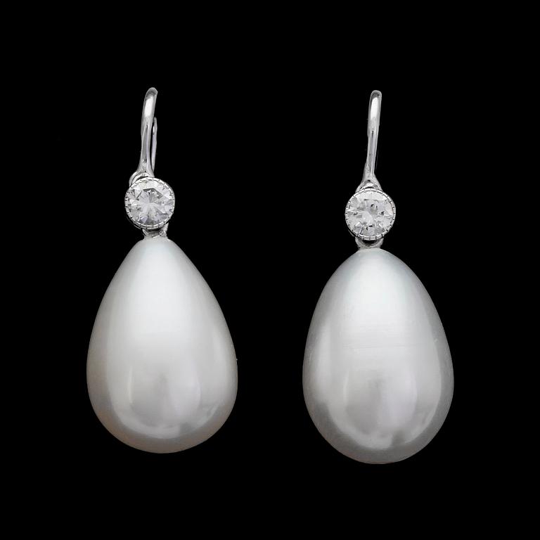 EARRINGS, cultured freshwater pearls with brilliant cut diamonds, tot. 0.29 cts.