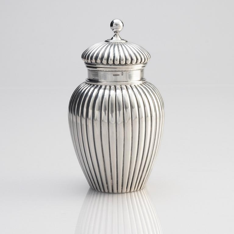 A silver tea caddy with lid, C.E. Bolin, Moscow 1908–1917.