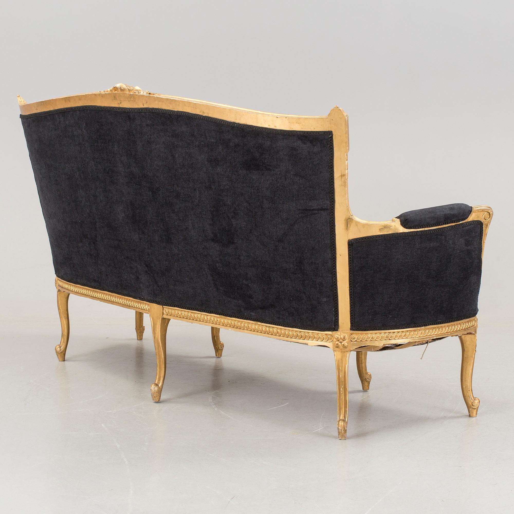 A Louis XVI-style sofa from the end of the 19th century.