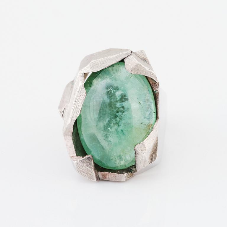 Rey Urban, a sterling silver ring set with a cabochon-cut emerald, Stockholm 1979.