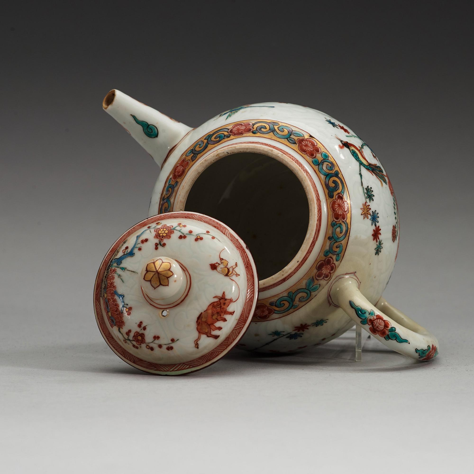 A famille verte kakiemon tea pot with cover, Qing dynasty, Kangxi (1662-1722).