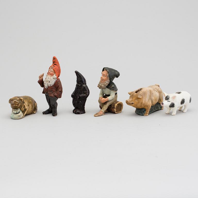 A lot of six pottery figurines 19/20th century.