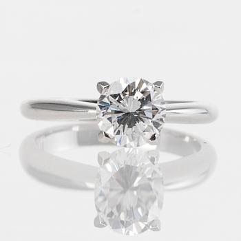 SORMUS, 18K valkokultaa, briljanttihiottu timantti 1,51 ct. Paino 4,7 g. Todistus EGL ja Aito Koskinen.