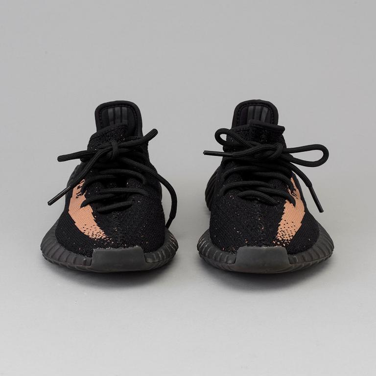 SNEAKERS, Adidas Yeezy Boost 350 V2, US storlek 4 1/2.