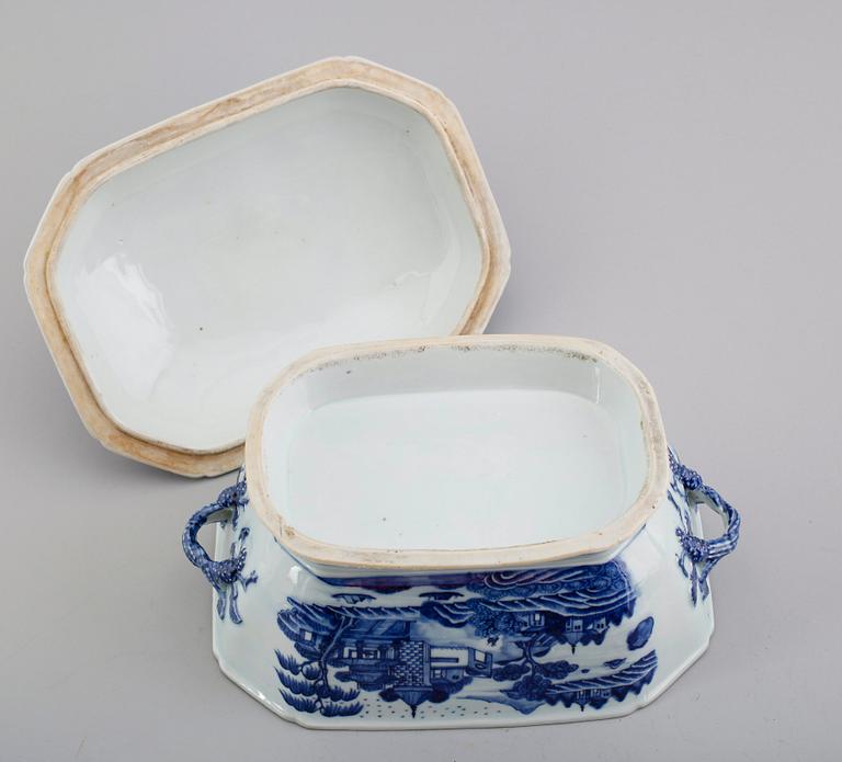 TERRIN MED LOCK, porslin, Kina, 1700/1800-tal.