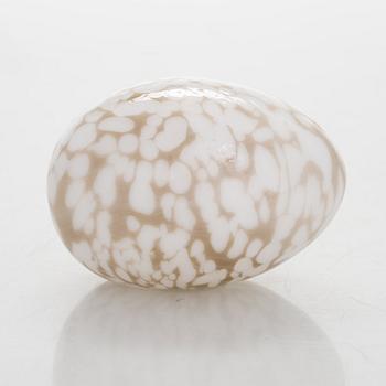 OIVA TOIKKA, A glass bird and its egg, signed O. Toikka Nuutajärvi.