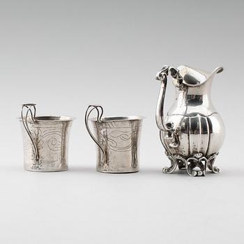 GRÄDDKANNA samt BÄGARE, 1 par, silver, svenska stämplar, 1800-tal. Vikt ca 136 g.