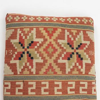 A carriage cushion, flat weave, ca 100 x 43 cm, Färs district, Scania, daterad 1833.