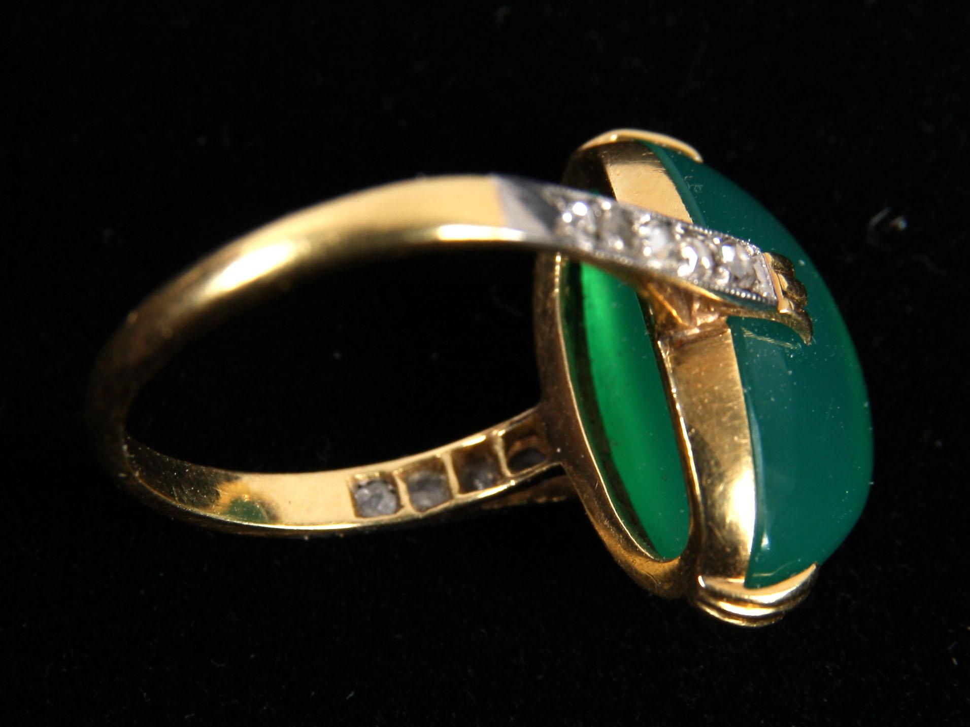 RING, 18K, med en grön Krysopras samt små rosenslipade diamanter.