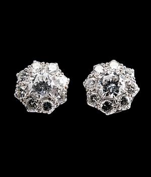 33. A PAIR OF EARRINGS, 18 brilliant cut diamonds c. 1.70 ct.