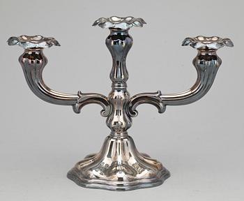 KANDELABER, nysilver respektive LJUSSTAKAR, ett par, silver, rokokostil, svenska importstämplar, 1900-tal.