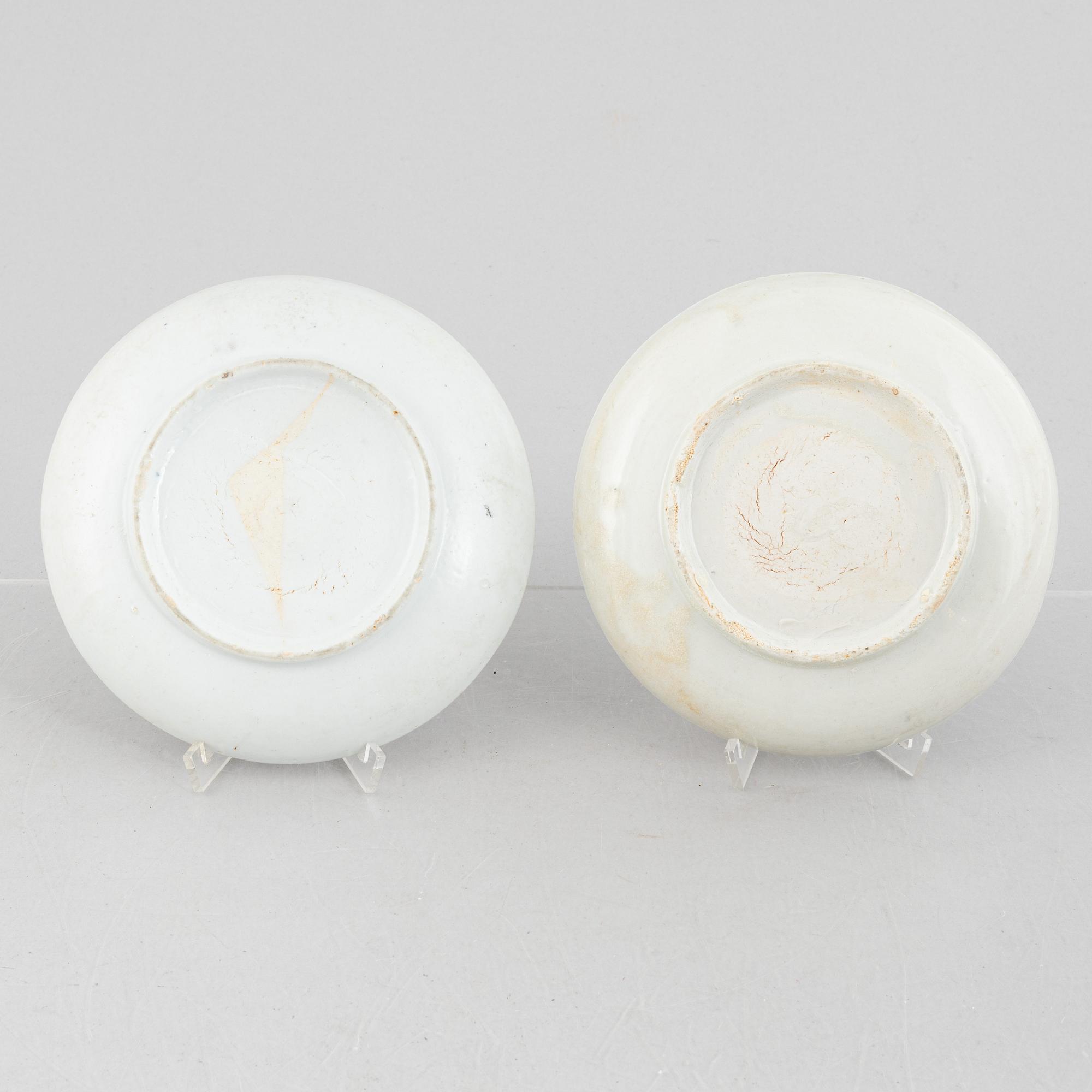 Fat, två snarlika, porslin, Kina, Mingdynastin (1368-1644).