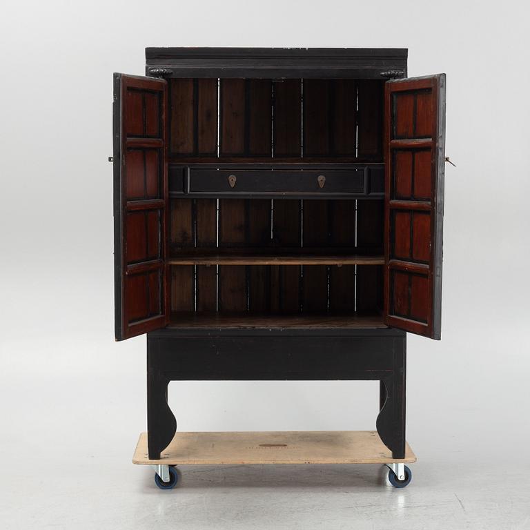 A Chinese cabinet, 20th century.