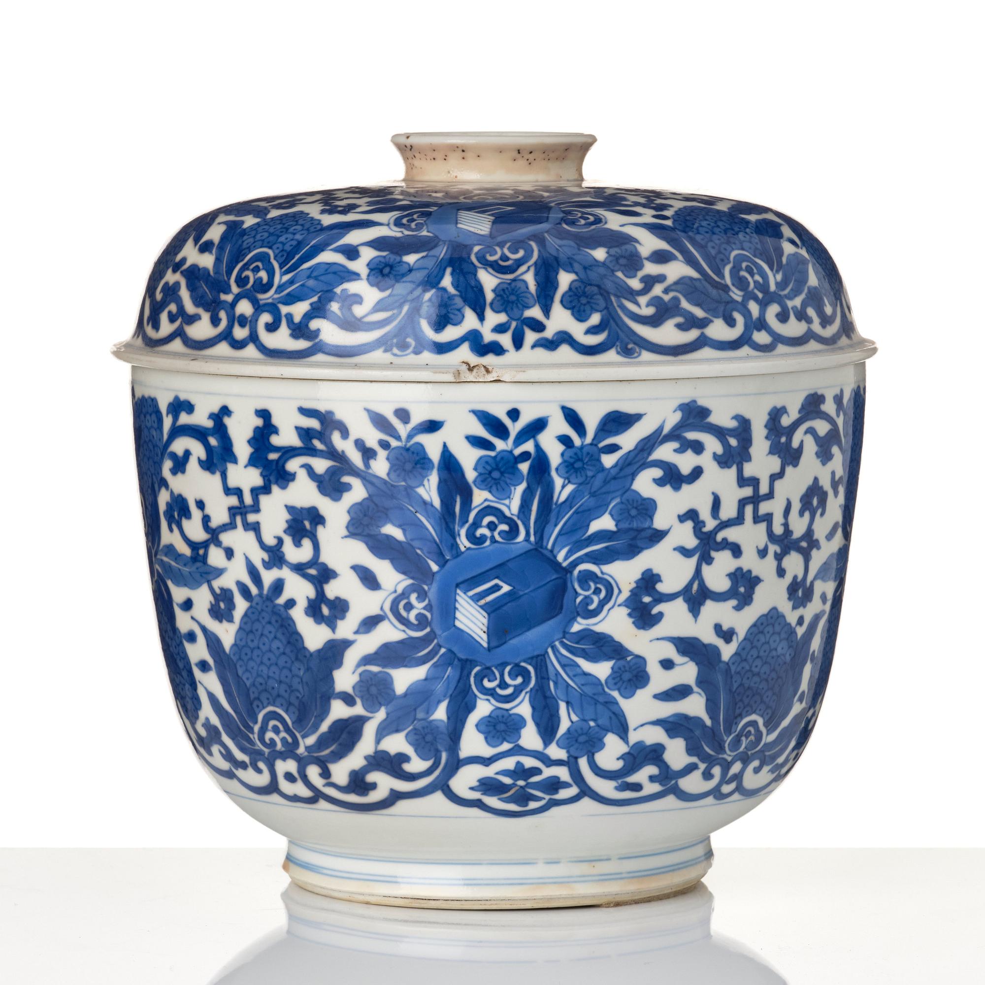 A large blue and white jar with cover, Qing dynasty, Kangxi (1662-1722).