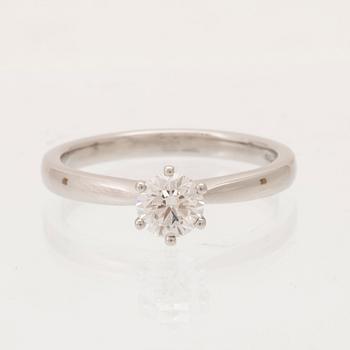 A 950 platinum solitaire ring set with a round brilliant cut diamond with GIA dossier, Vanbruun.