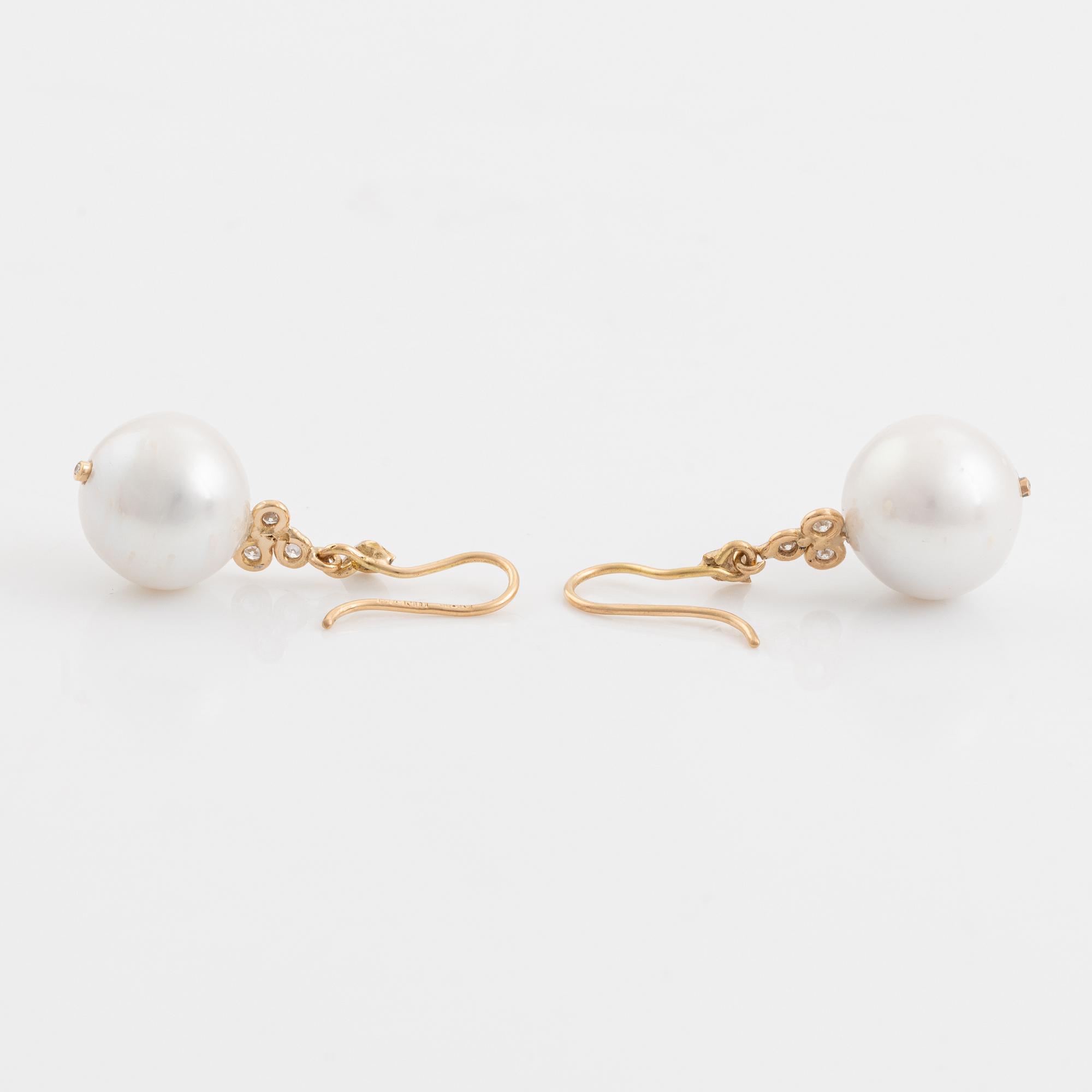 Earrings with cultured freshwater pearls and brilliant-cut diamonds.