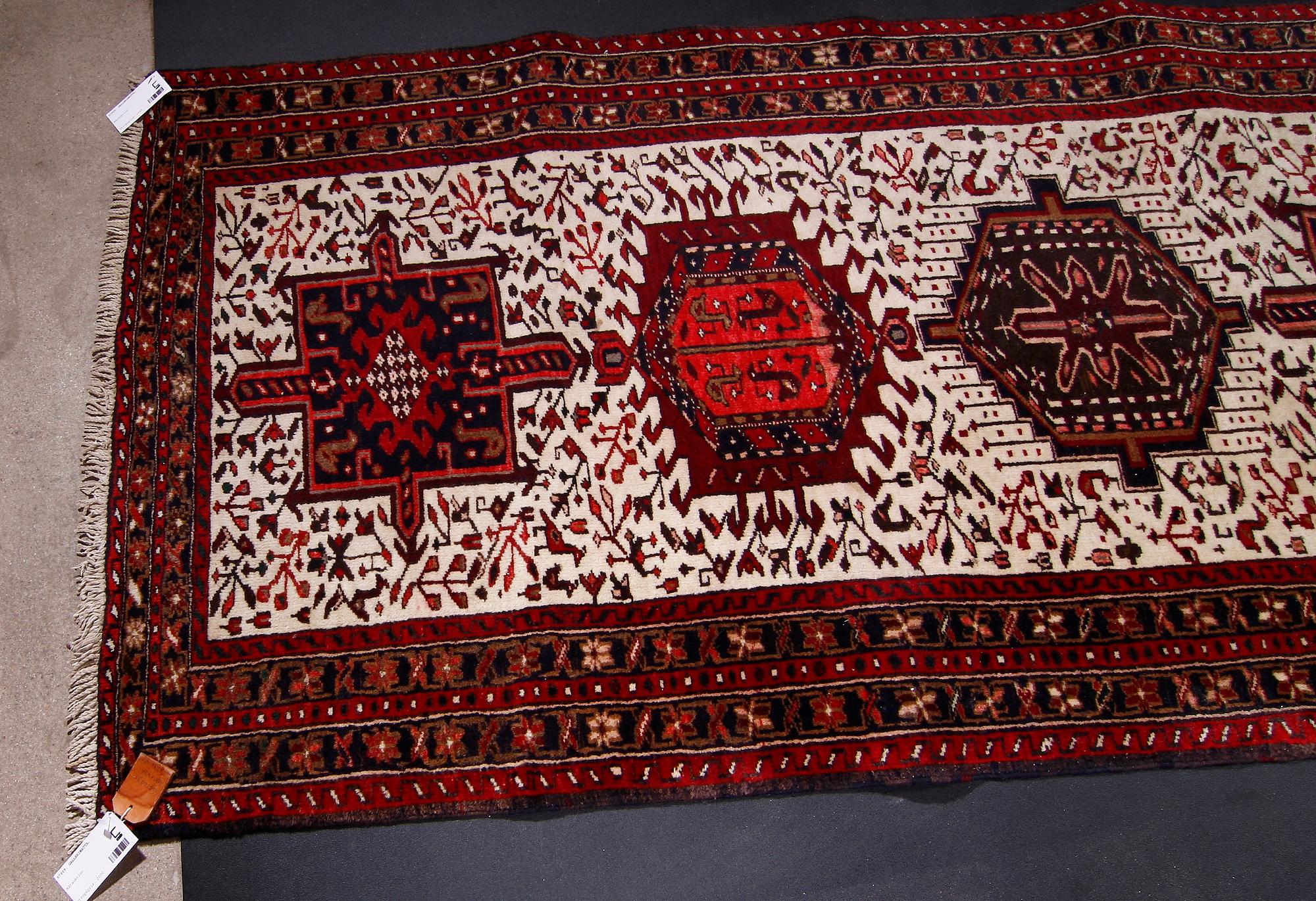 GALLERIMATTA, orientalisk. Ca 435 x 102.