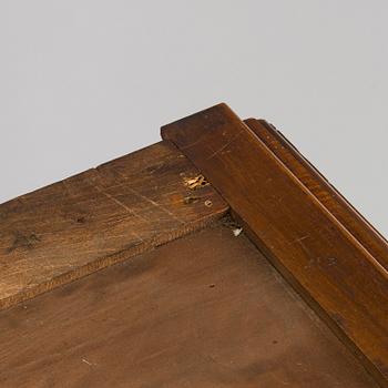 Vitrinskåp, 1900-talets första hälft.