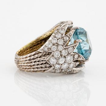 Sterlé ring 18K guld och platina med en blå fasettslipad zirkon och runda briljantslipade diamanter.