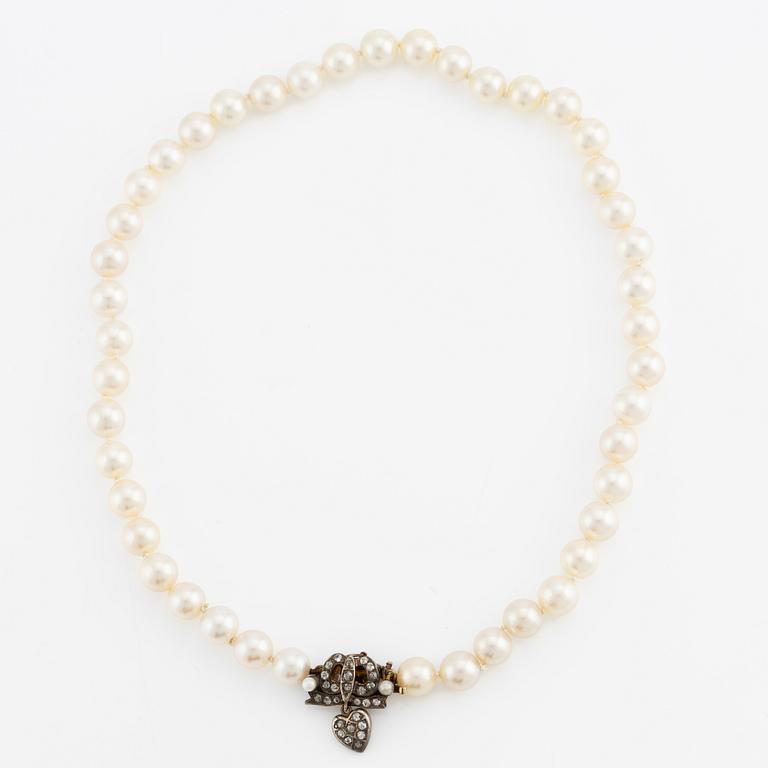 Pearl necklace with cultured pearls, antique clasp in gold and silver set with old-cut diamonds.