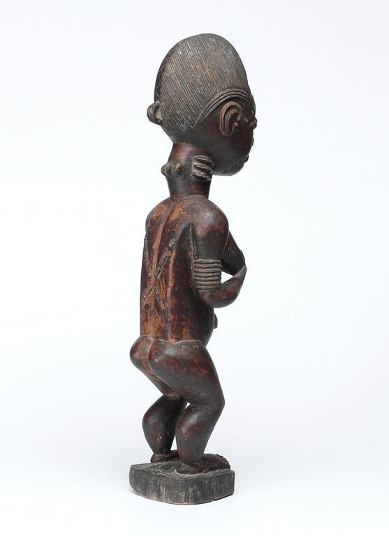 FETISCH. Trä. Baoule-stammen. Côte d'Ivoire (Elfenbenskusten) omkring 1940-1950. Höjd 47,5 cm.
