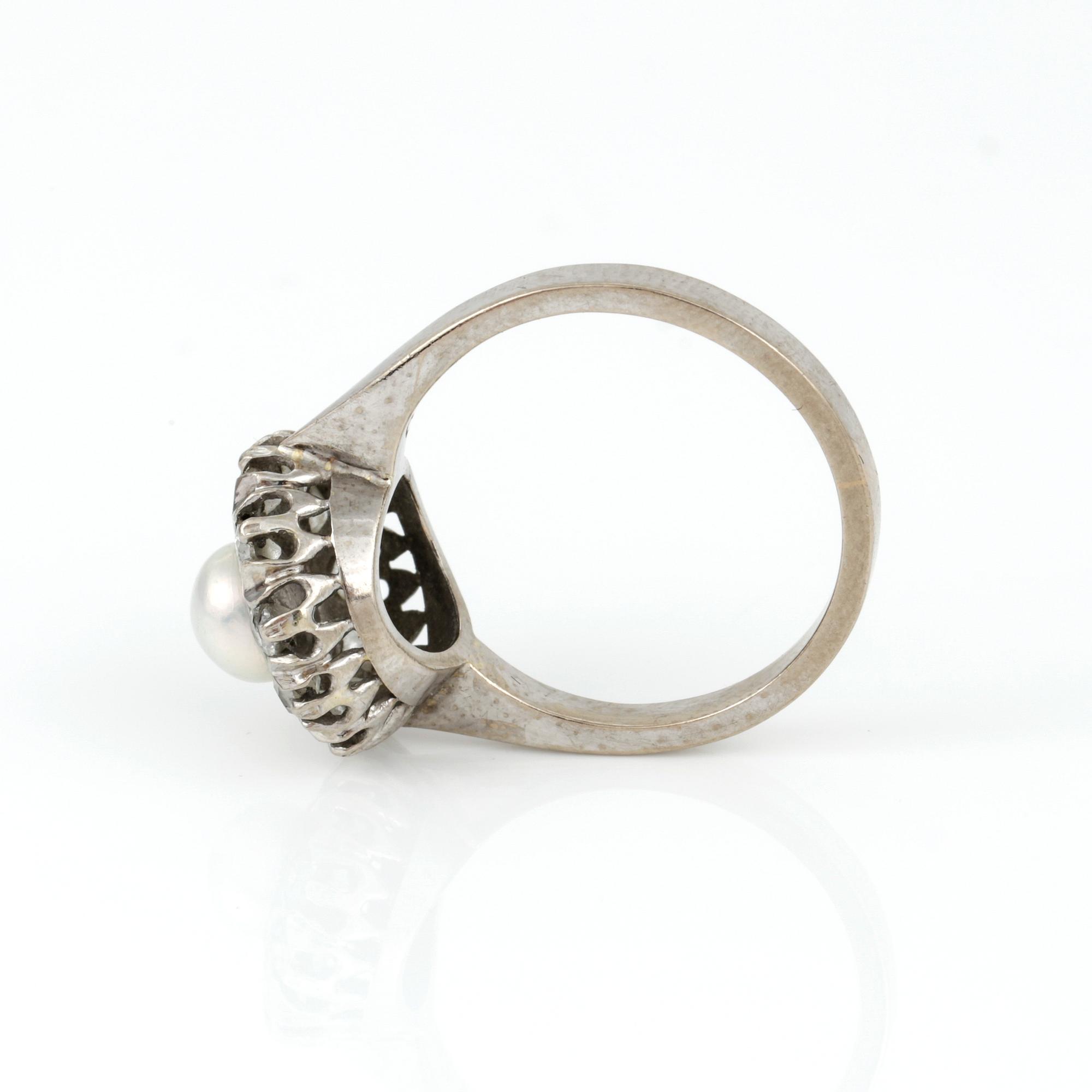 RING, 18K vitguld med odlad pärla och gammalslipade diamanter tot ca 0,93 ct, KÅ-CE, Stockholm, 1988. Vikt 5,52 g.