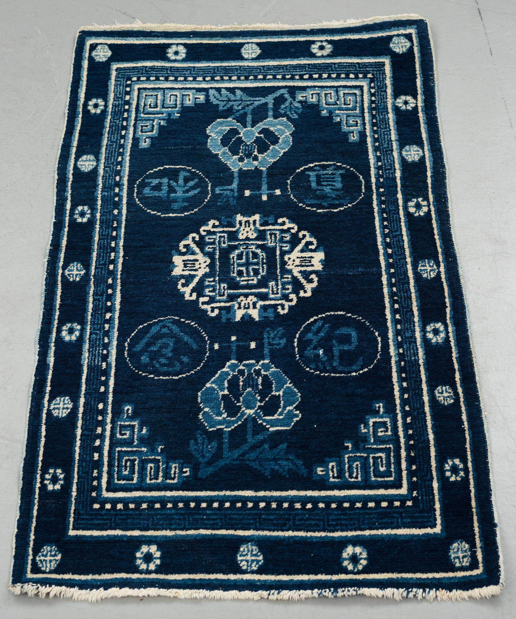 MATTA, semiantik Xinjiang (Sinkiang), Kina, ca 127 x 67-69 cm (samt ca 1 cm slätväv på en kortsida).