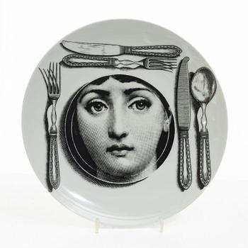 Piero Fornasetti, tallrikar, 2 st, porslin, "Tema e Variazioni", Milano, Italien.