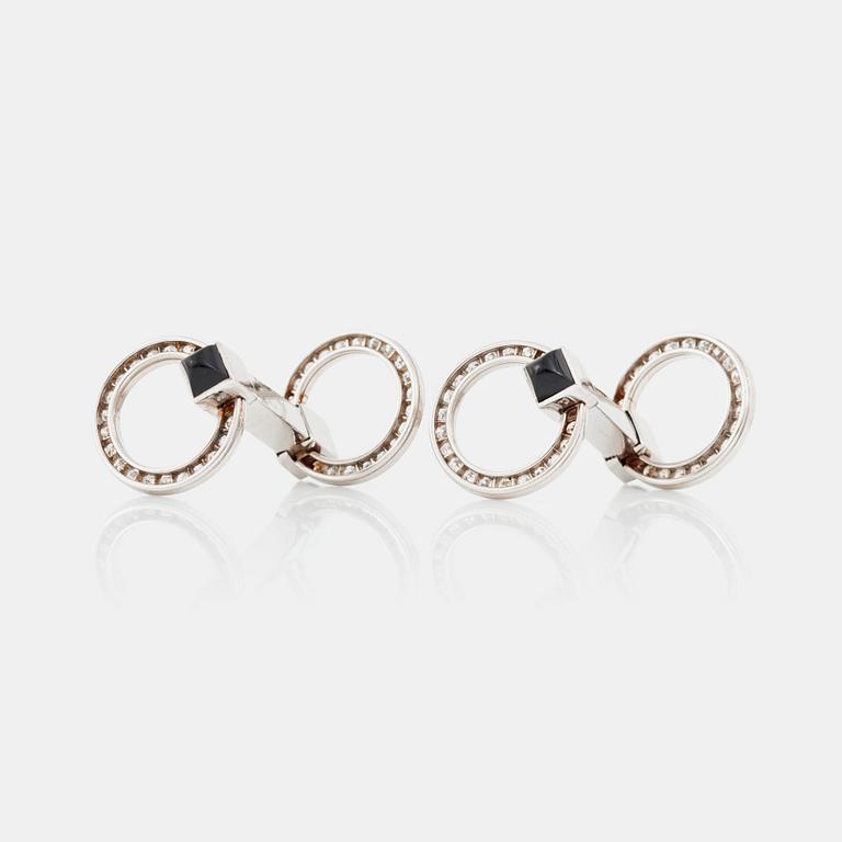 MANCHETTKNAPPAR med briljantslipade diamanter och onyx.