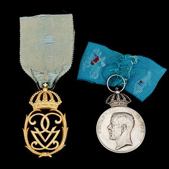 MEDALJER, 2 st, silver, Konungens medalj resp Gustav V:s Jubileumsminnesstecken 1948.