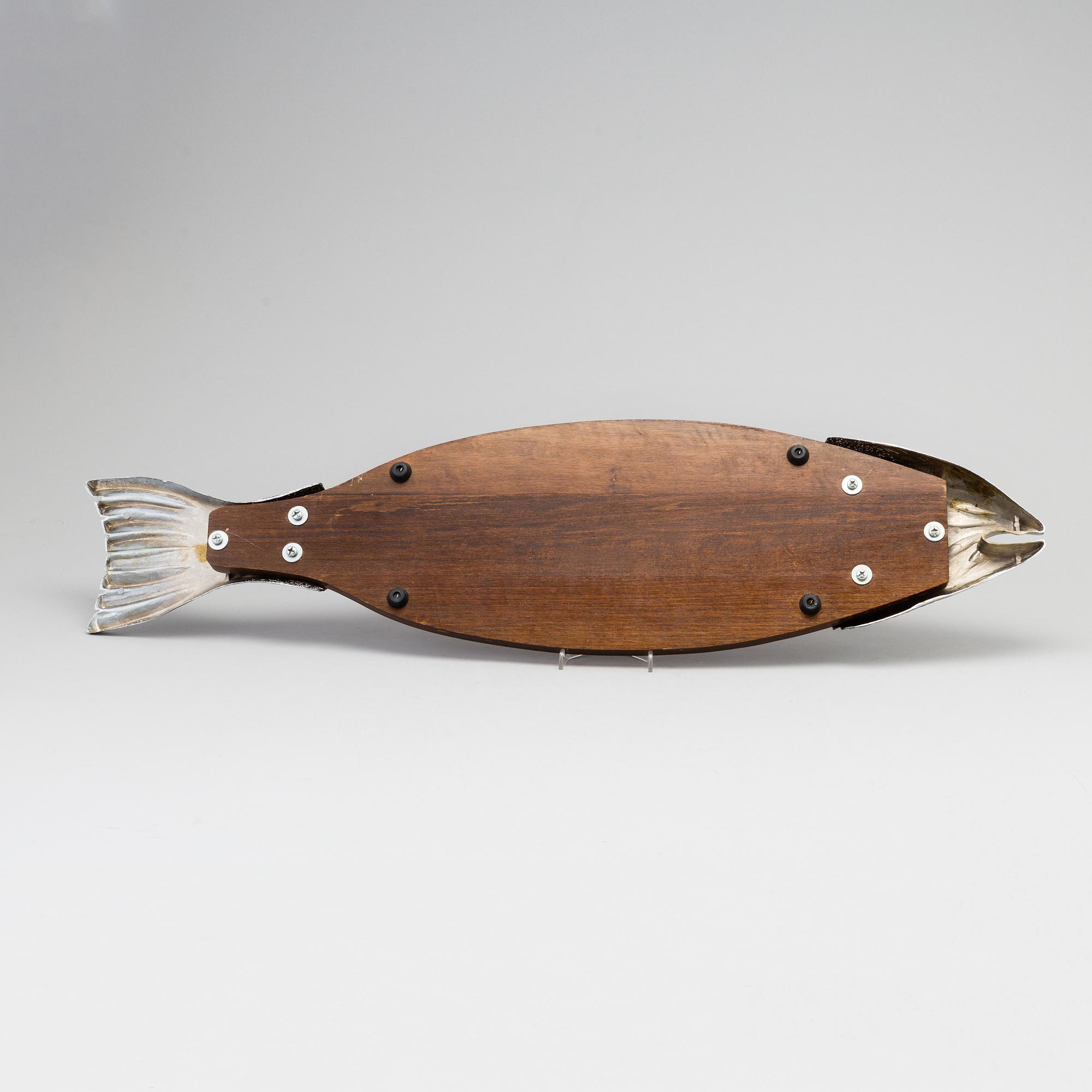 A fish plate in NS and wood, mid 20th century.