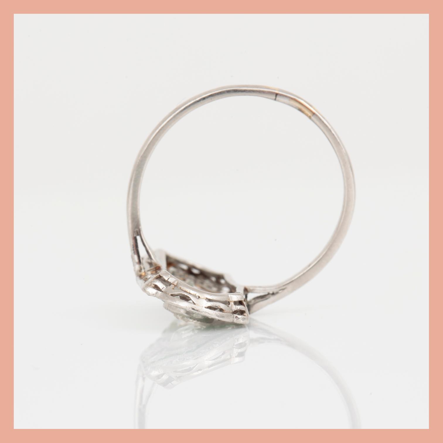 RING, Art Deco, troligen platina, med olika slipade diamanter, tot ca 0,81 ct och smaragder. Total vikt ca 3,95 g.
