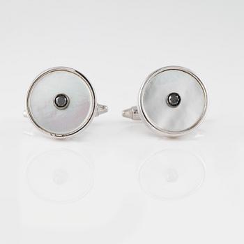 MANSCHETTKNAPPAR, 18K vitguld med briljantslipade svarta diamanter ca 0.04 ct samt pärlemor. Vikt 9,1 gram.