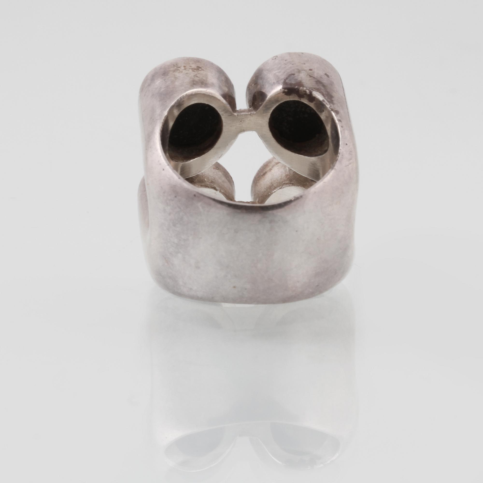 RING, sterlingsliver samt onyx, troligtvis Arne Johansen, Roskilde, Danmakr. Vikt 25,0 gram.