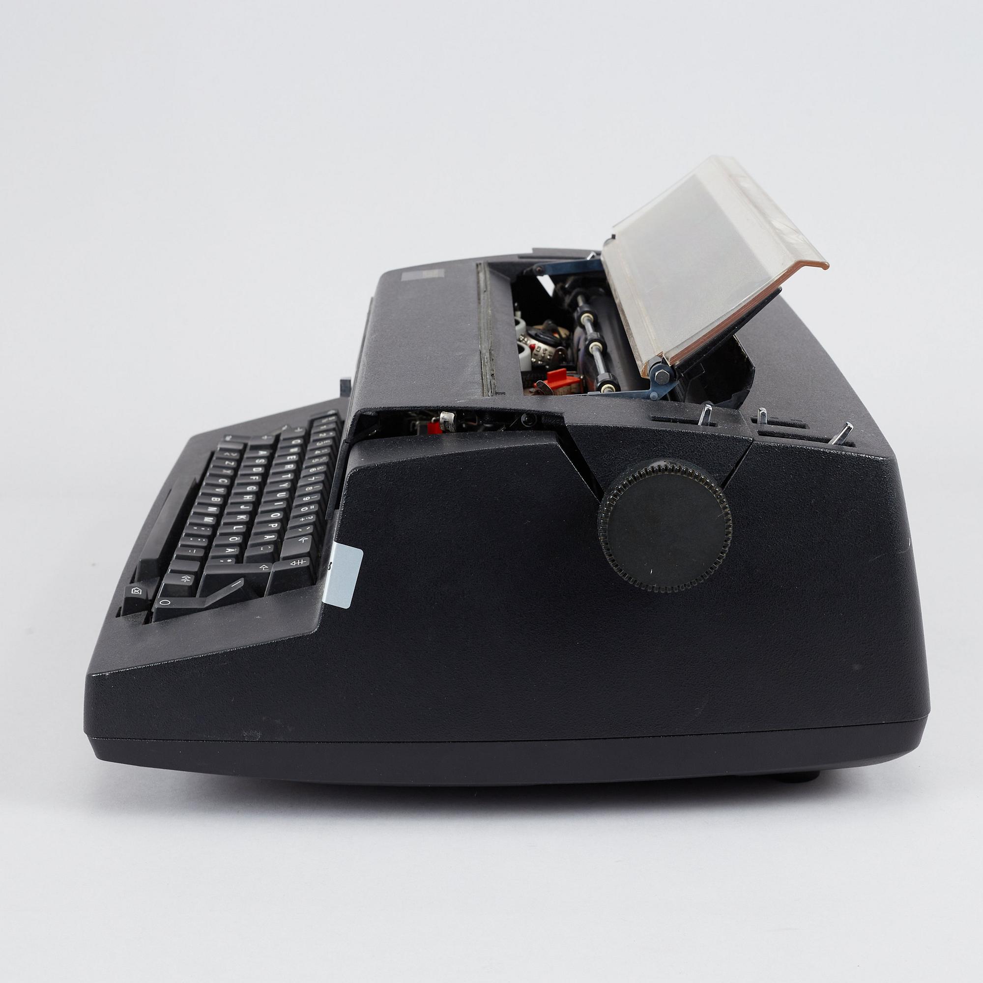 Skrivmaskin, IBM Selectric Typewriter 670X samt fotografi, Mikael Jansson.