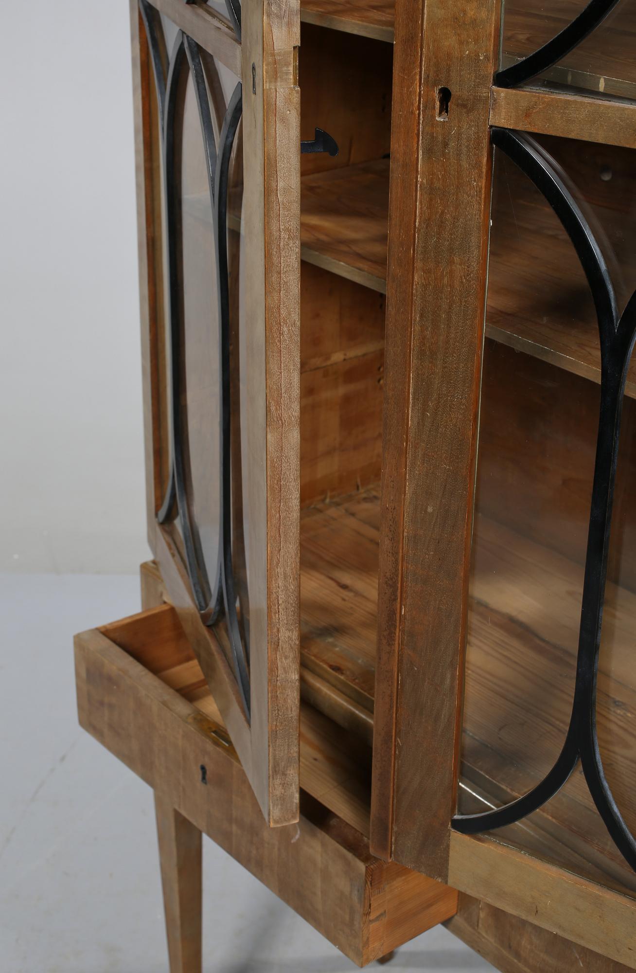 BOKSKÅP, 1900-talets första hälft.