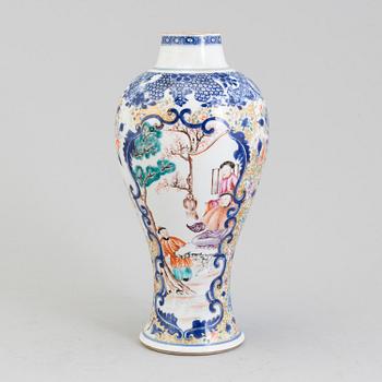 A mandarin porcelain vase, Qing dynasty, Qianlong (1736-95).