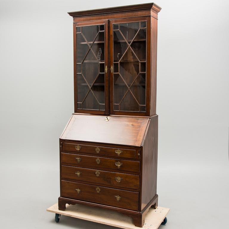 KIRJOITUSKAAPPI VITRIINILLÄ / BUREAU CABINET, Englanti 1700-luvun loppu.