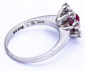 RING, 18 k vitguld, W.A Bolin, Stockholm, 1965, cabochonslipad rubin samt diamanter ca 0.70 ct. Vikt ca 6 g.