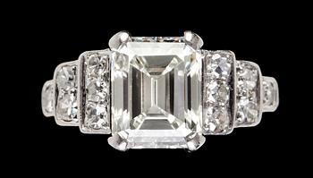 1123. An emerald cut diamond ring, 2.54 cts.